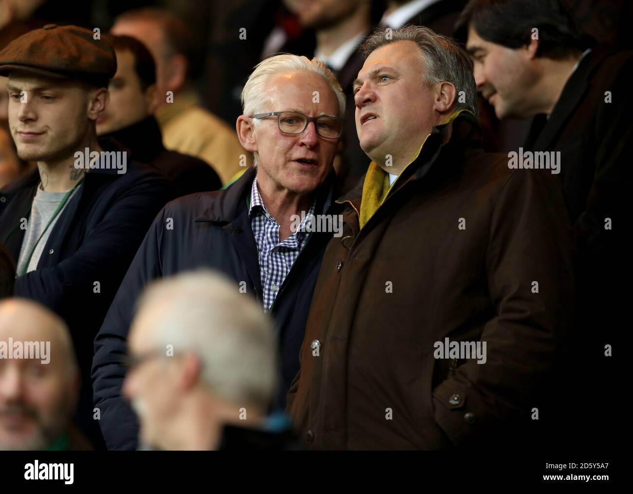 Norman Lamb, deputato liberaldemocratico, e il presidente di Norwich City, ed Balls, nel riquadro dei registi, prima di dare il via alla partita del campionato Sky Bet al Carrow Road Norwich. Foto Stock