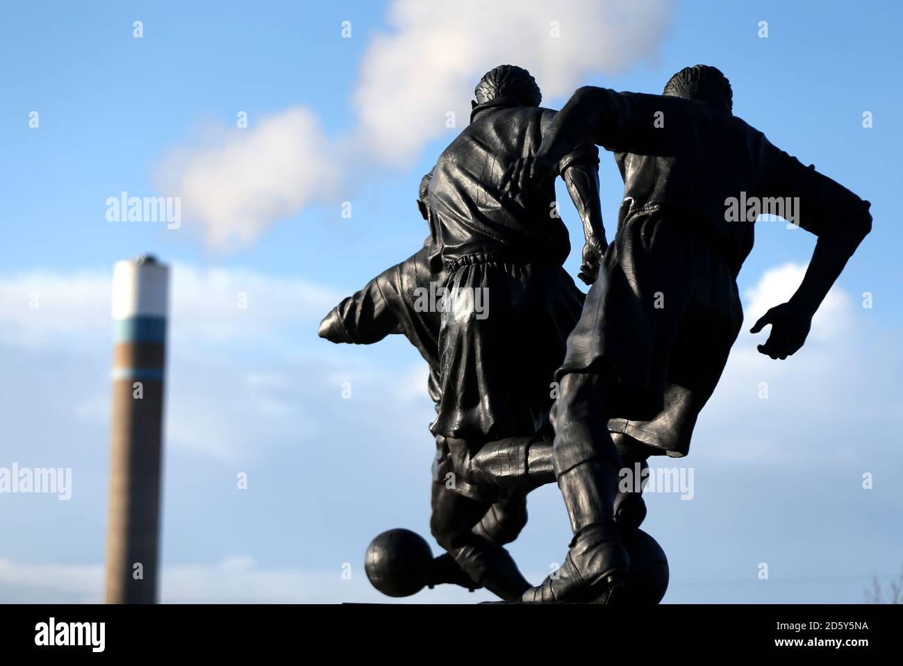 La statua di Sir Stanley Matthews fuori dallo stadio bet365 Foto Stock