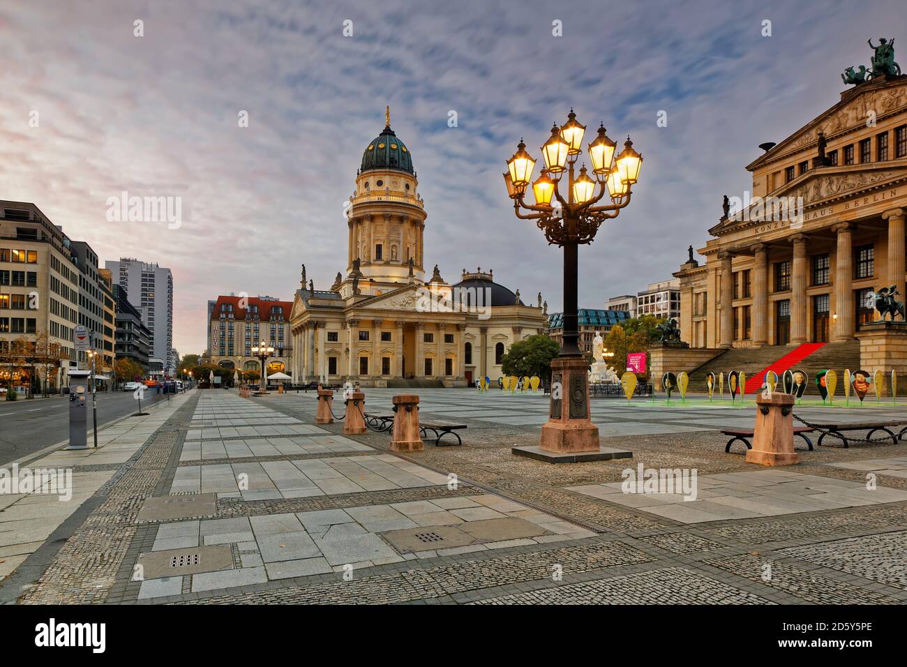 Germania Berlino, vista al Konzerthaus e Cattedrale Tedesca a Gendarmenmarkt Foto Stock
