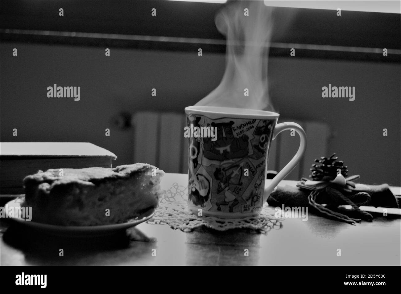 bevanda calda un fumo dalla tazza sul tavolo da cucina e una fetta di torta di mele e un libro da parte. vita a casa. Fate una pausa e rilassatevi. Foto Stock