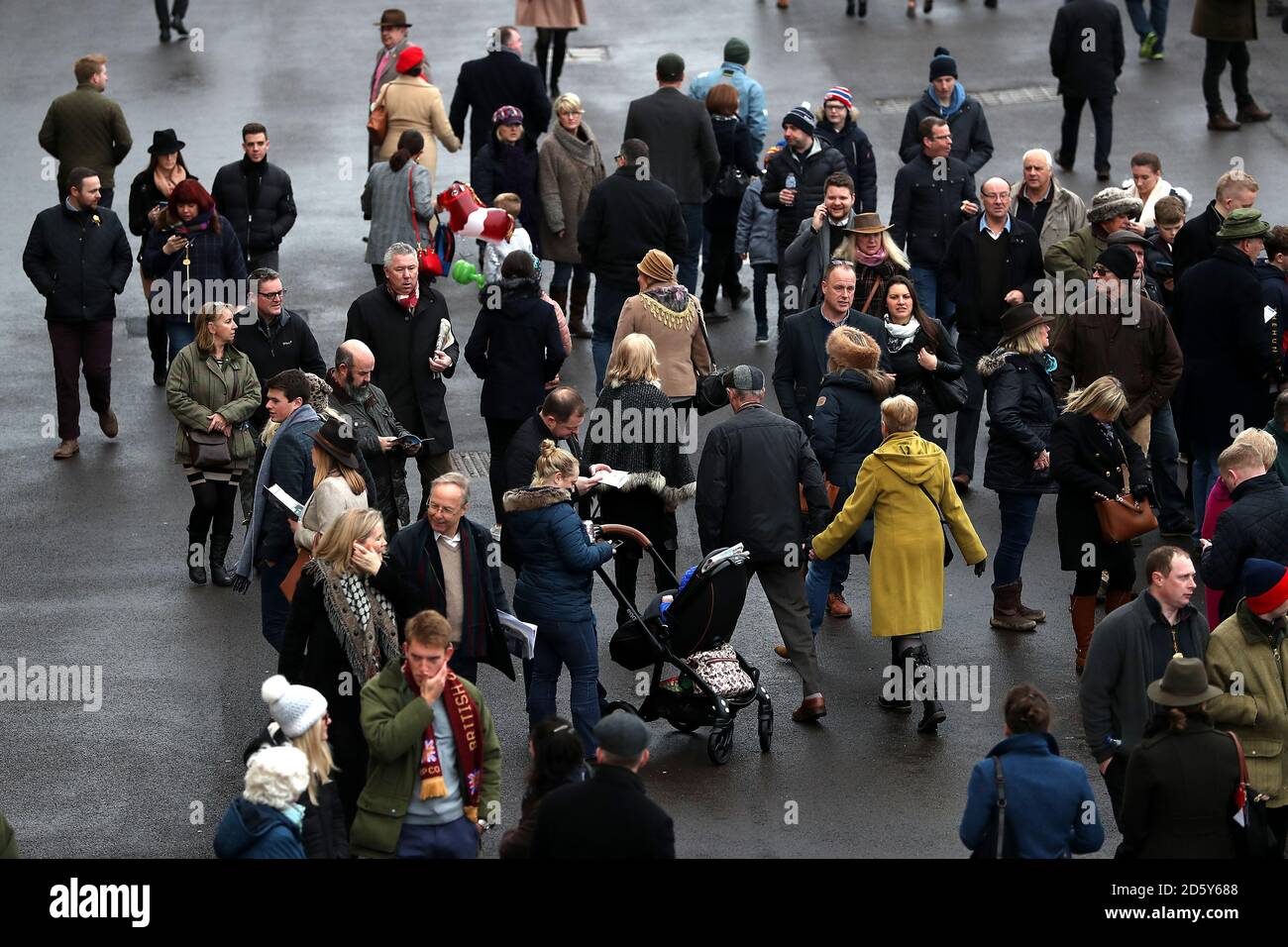 I racegoers si immergersi nell'atmosfera durante il giorno di Capodanno Incontro all'ippodromo di Cheltenham Foto Stock