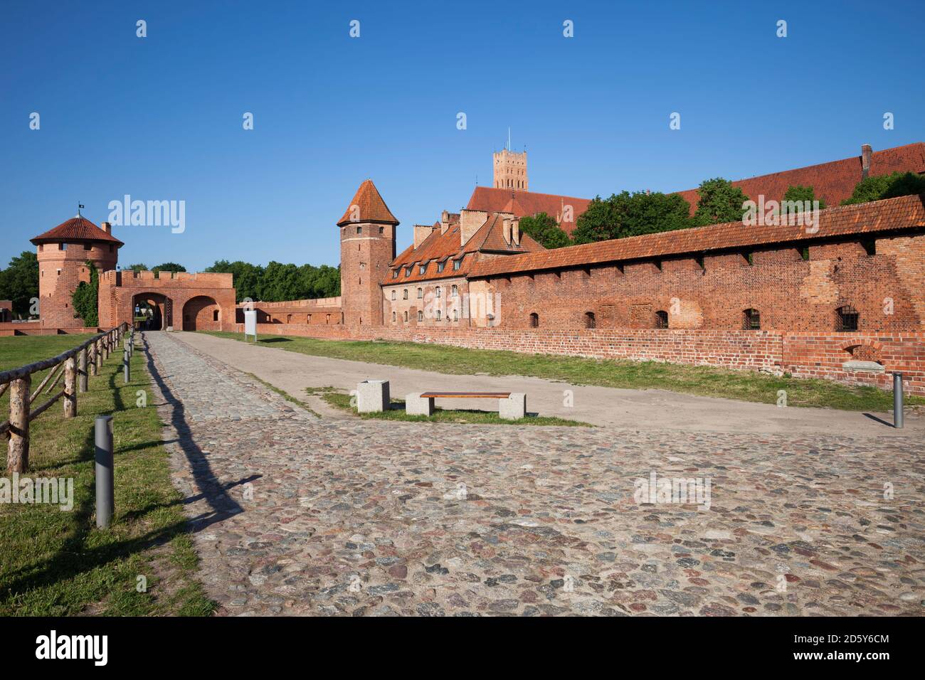 Polonia, Castello di Malbork, strada e vicolo lungo le mura Foto Stock