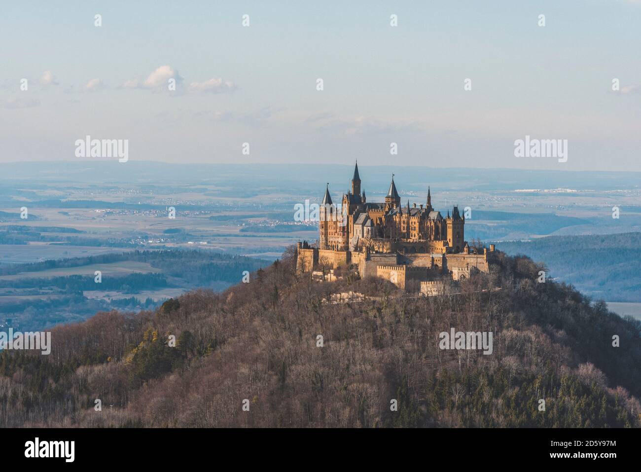 Germania, Bisingen, vista dal Corno di Zeller al Castello di Hohenzollern Foto Stock