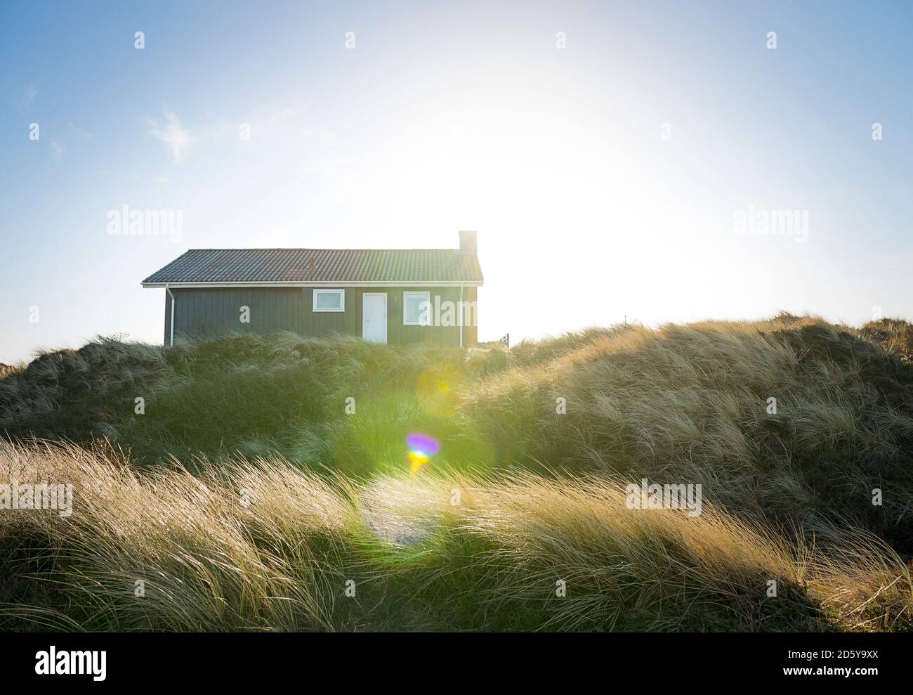 Danimarca, Henne Strand, Casa nelle dune di erba Foto Stock
