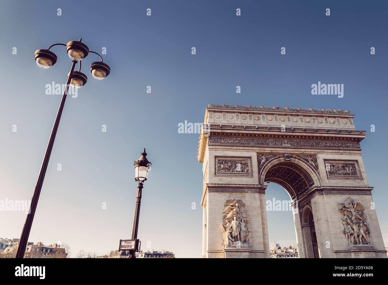 Francia, Parigi, foto a basso angolo dell'Arco di Trionfo da Place Charles de Gaulle Foto Stock