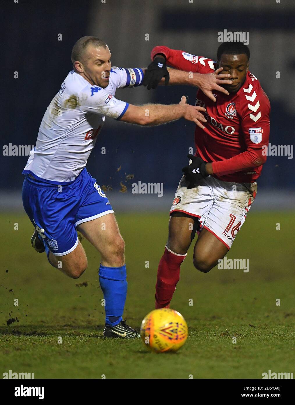 Stepy Mavididi di Charlton Athletic (a destra) combatte con Stephen Dawson di Bury Foto Stock
