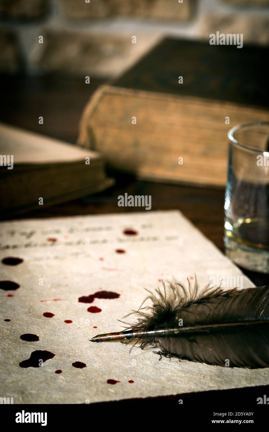 Il suicidio lettera su carta pergamena con gocce di sangue e quill Foto Stock