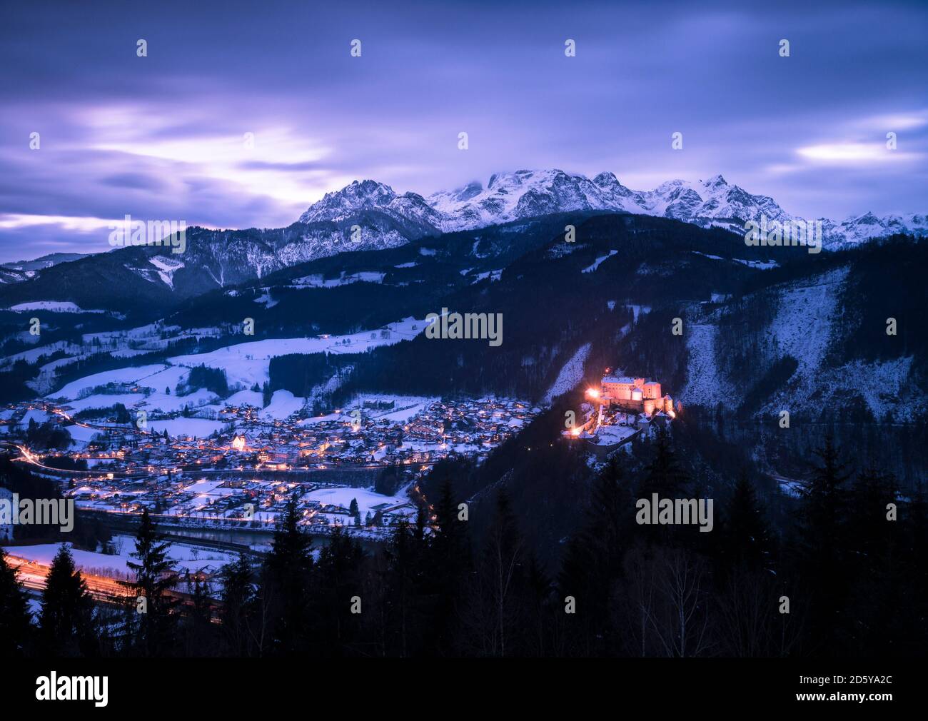 L'Austria, lo Stato di Salisburgo, il Castello di Hohenwerfen in serata Foto Stock