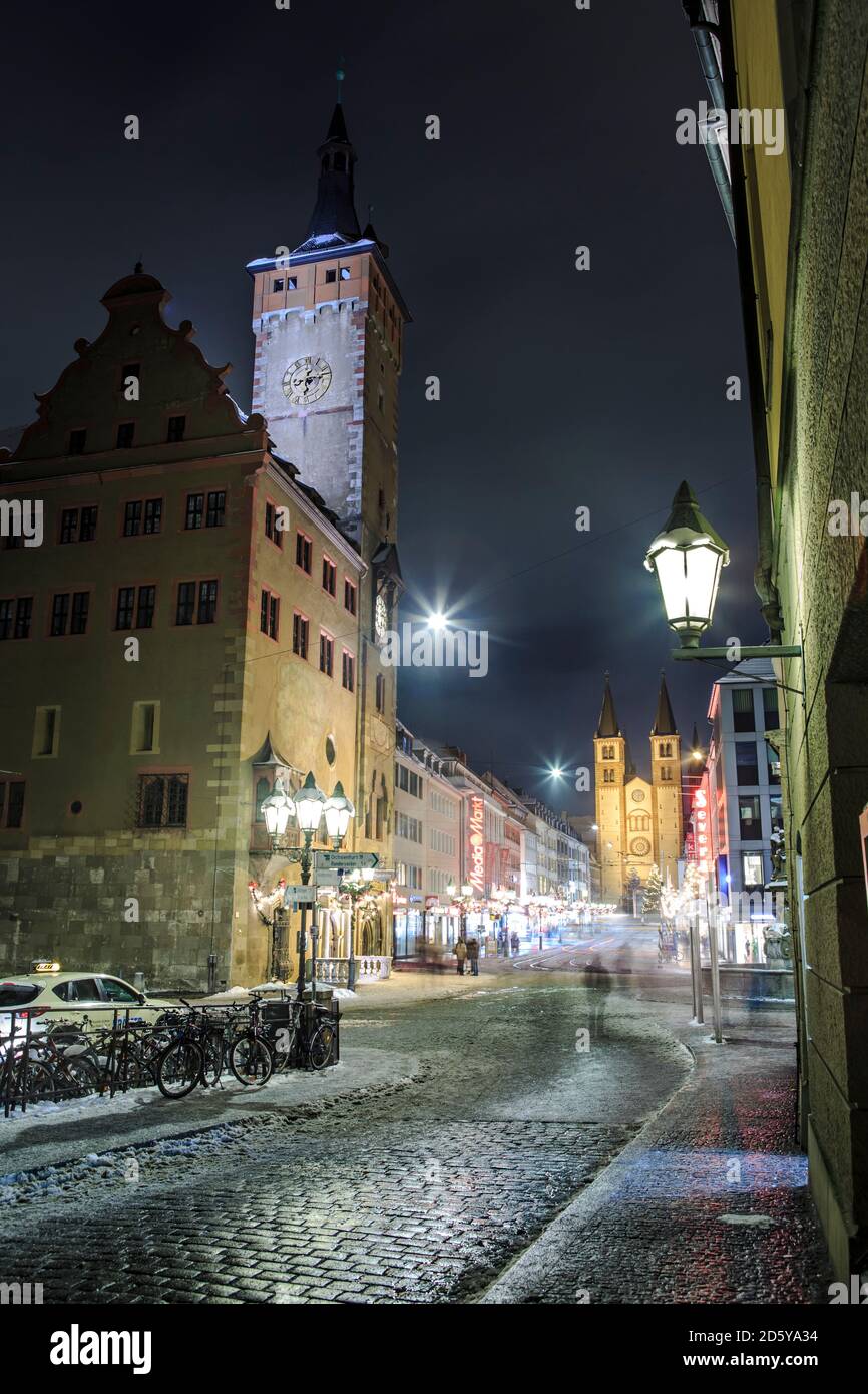 In Germania, in Baviera, Wuerzburg, Domstrasse e Cattedrale di notte Foto Stock