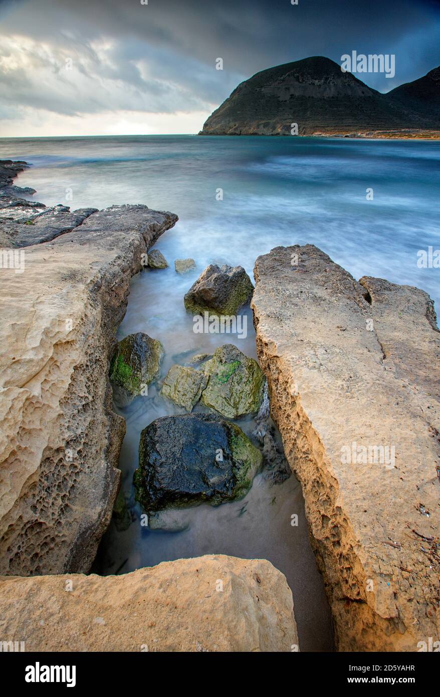 Spagna, Andalusia, il Parco Naturale di Cabo de Gata-Nijar costa rocciosa Foto Stock