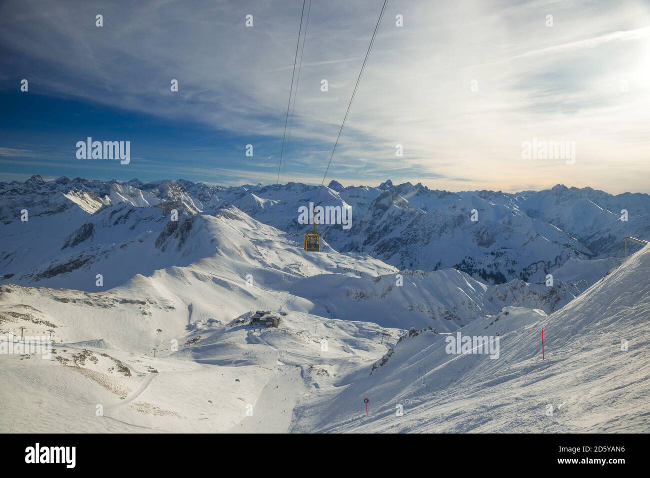 Germania, Allgaeu, panorama di montagna con Nebelhorn mountain e stazione superiore Hoefatsblick Foto Stock