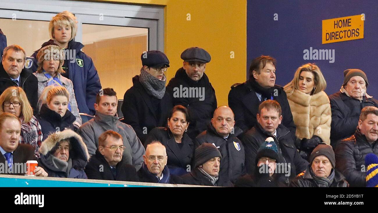 Pep Guardiola (centro) e suo figlio Marius, manager della città di Manchester nelle tribune Foto Stock