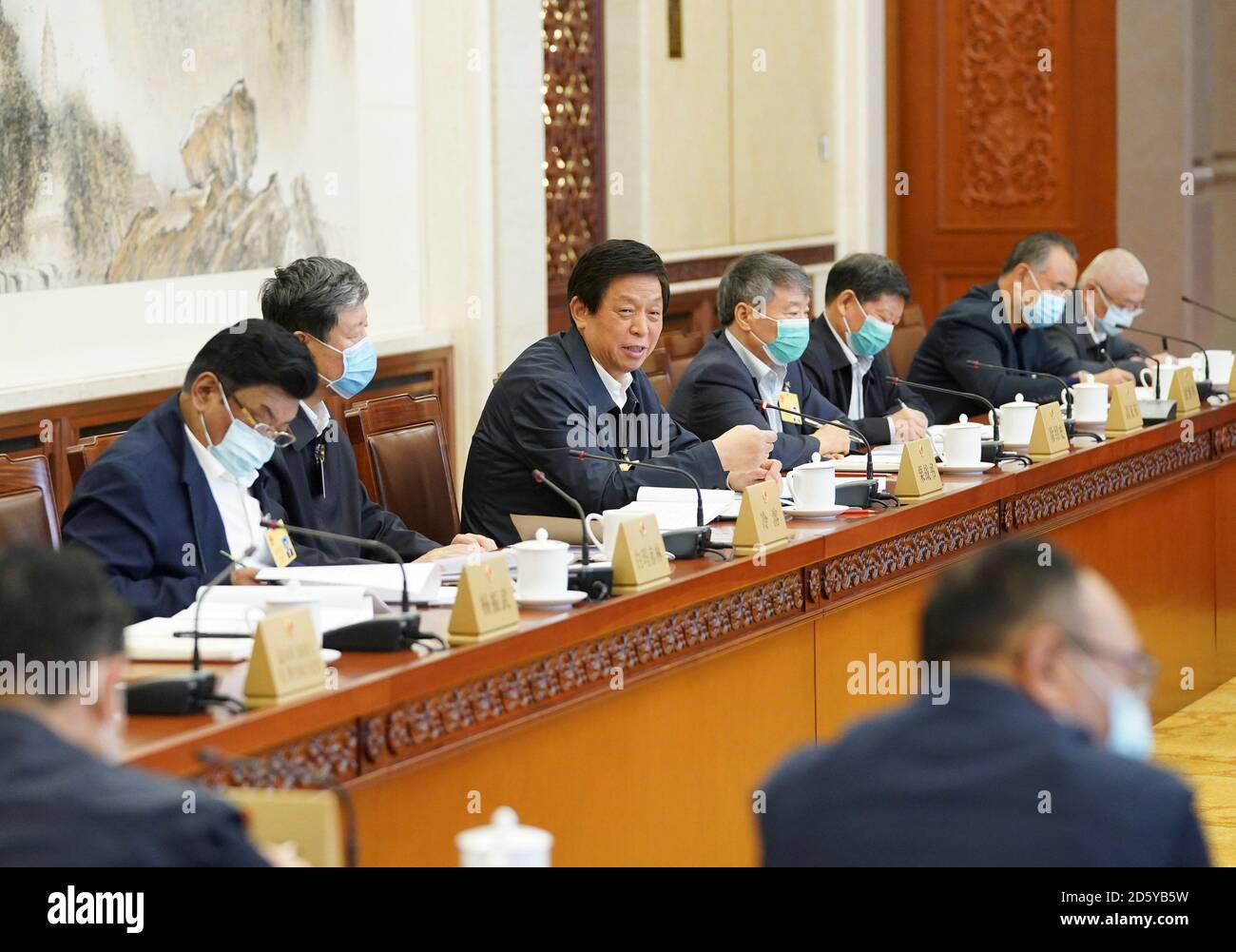 (201014) -- PECHINO, 14 ottobre 2020 (Xinhua) -- li Zhanshu, presidente del Comitato permanente del Congresso Nazionale del Popolo (NPC), si unisce ai legislatori nelle discussioni di gruppo durante la sessione in corso del Comitato permanente della NPC a Pechino, capitale della Cina, 14 ottobre 2020. I legislatori cinesi mercoledì hanno tenuto le discussioni per rivedere le fatture compreso le modifiche della bozza alla legge nazionale della bandiera e alla legge nazionale dell'emblema e una bozza della legge di conservazione del fiume di Yangtze. I legislatori hanno anche discusso un progetto di emendamento alla legge elettorale del NPC e dei congressi della gente locale. (Xinhua/Liu Weibing) Foto Stock