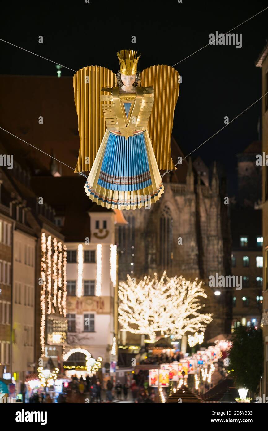 Germania, Norimberga, angelo figurine appeso su Christkindlmarkt Foto Stock