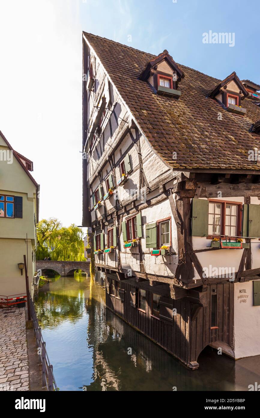 Germania, Ulm, ha inclinato casa a graticcio sul fiume Blau Foto Stock