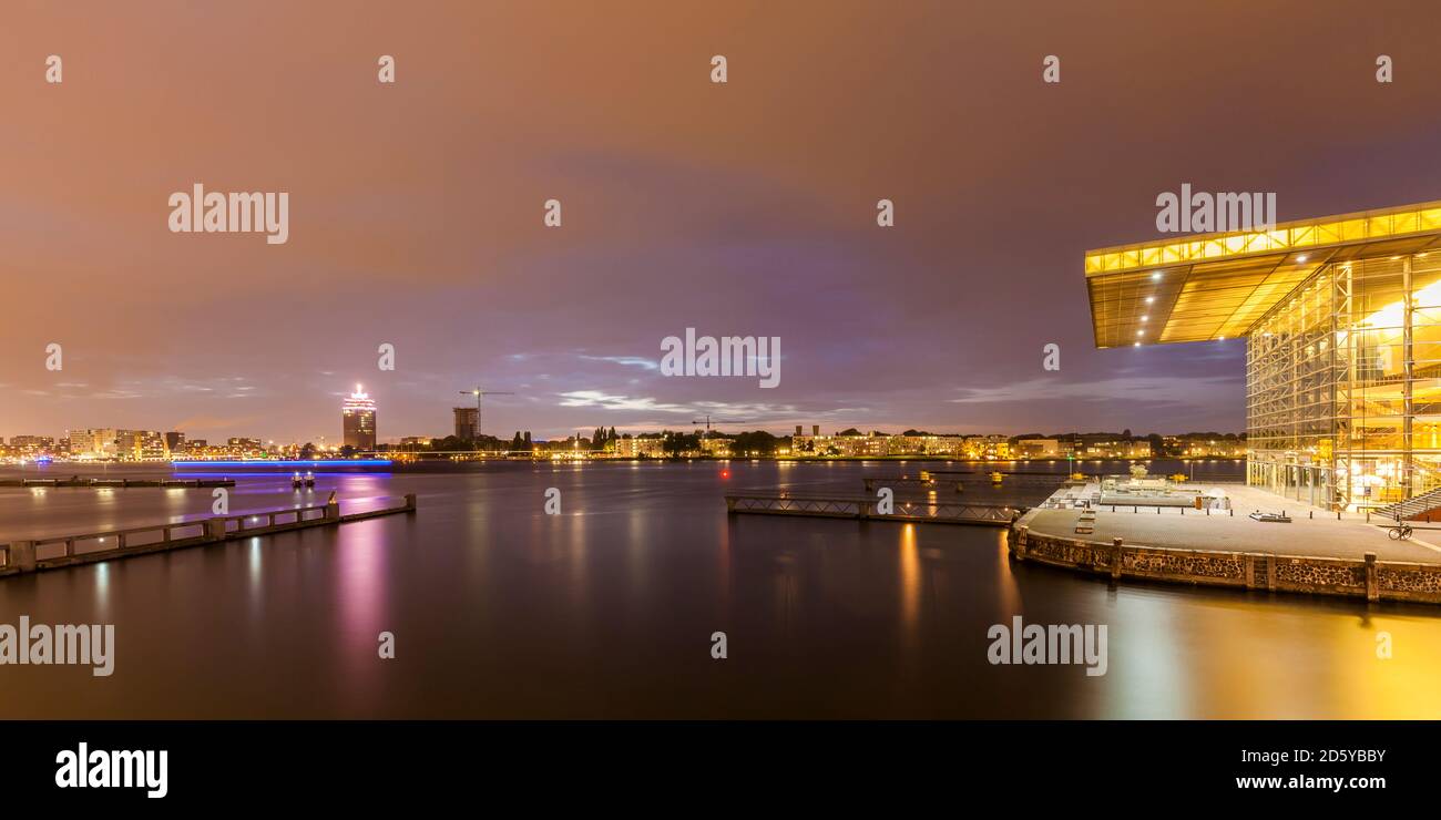 Olanda, Amsterdam, vista di A'DAM Lookout e Muziekgebouw aan 'T IJ al crepuscolo Foto Stock