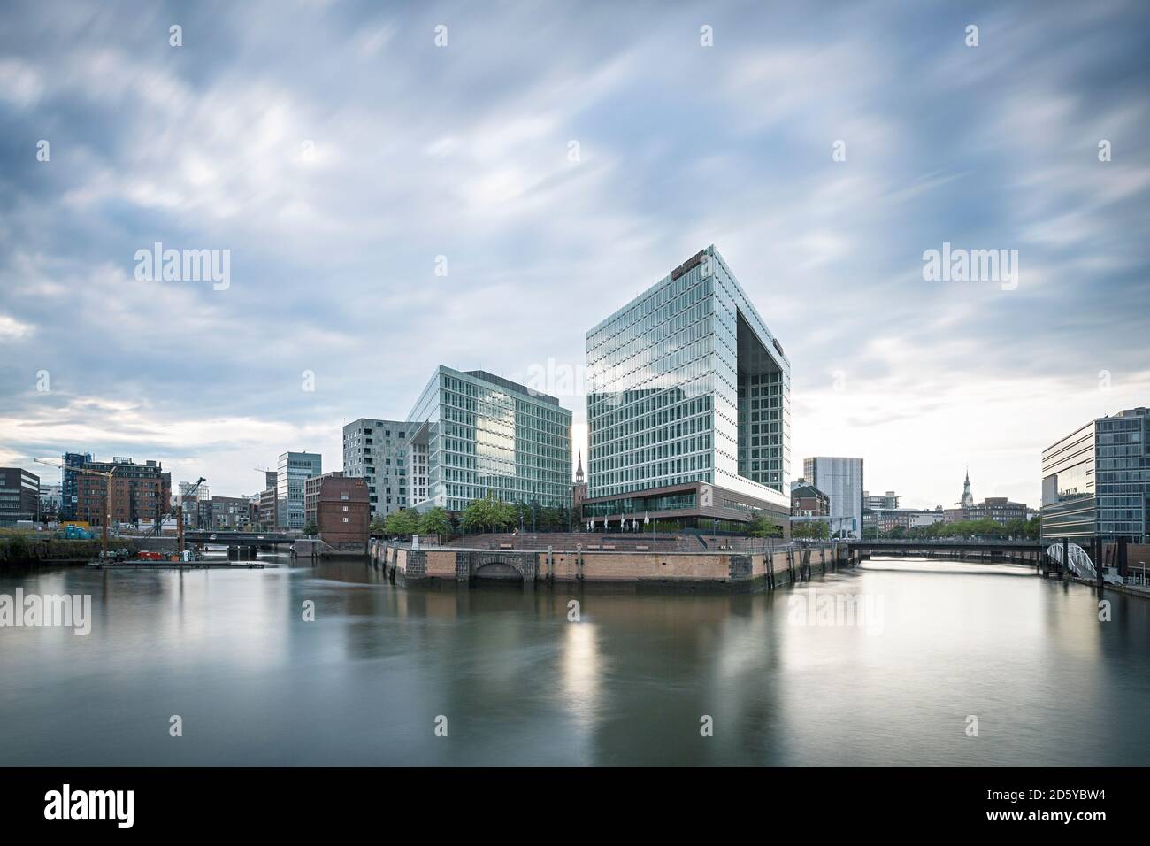 Germania, Amburgo, alto edificio di uffici Ericusspitze, casa editrice Der Spiegel e il bridge Brooktorkai Foto Stock