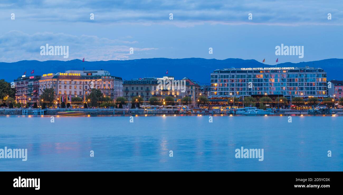 La Svizzera di Ginevra, il lago di Ginevra, hotel di lusso al crepuscolo Foto Stock