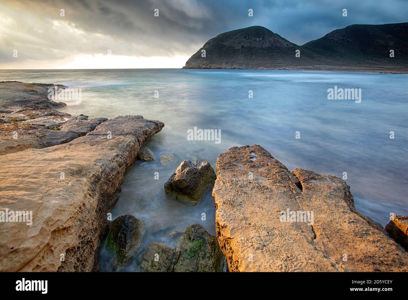 Spagna, Andalusia, il Parco Naturale di Cabo de Gata-Nijar costa rocciosa Foto Stock
