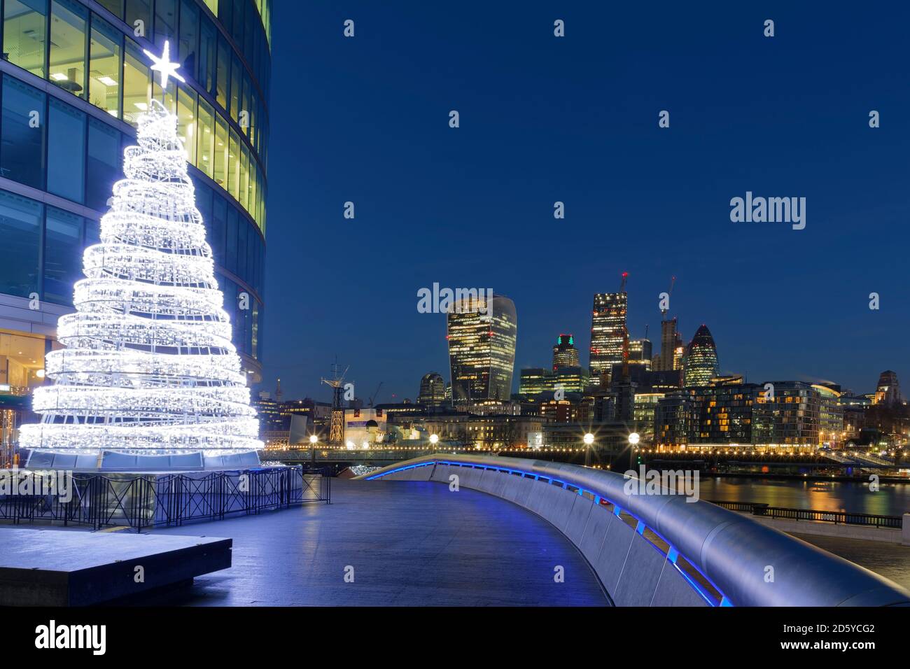 Regno Unito, Londra, skyline con torri di uffici e albero di Natale di notte Foto Stock