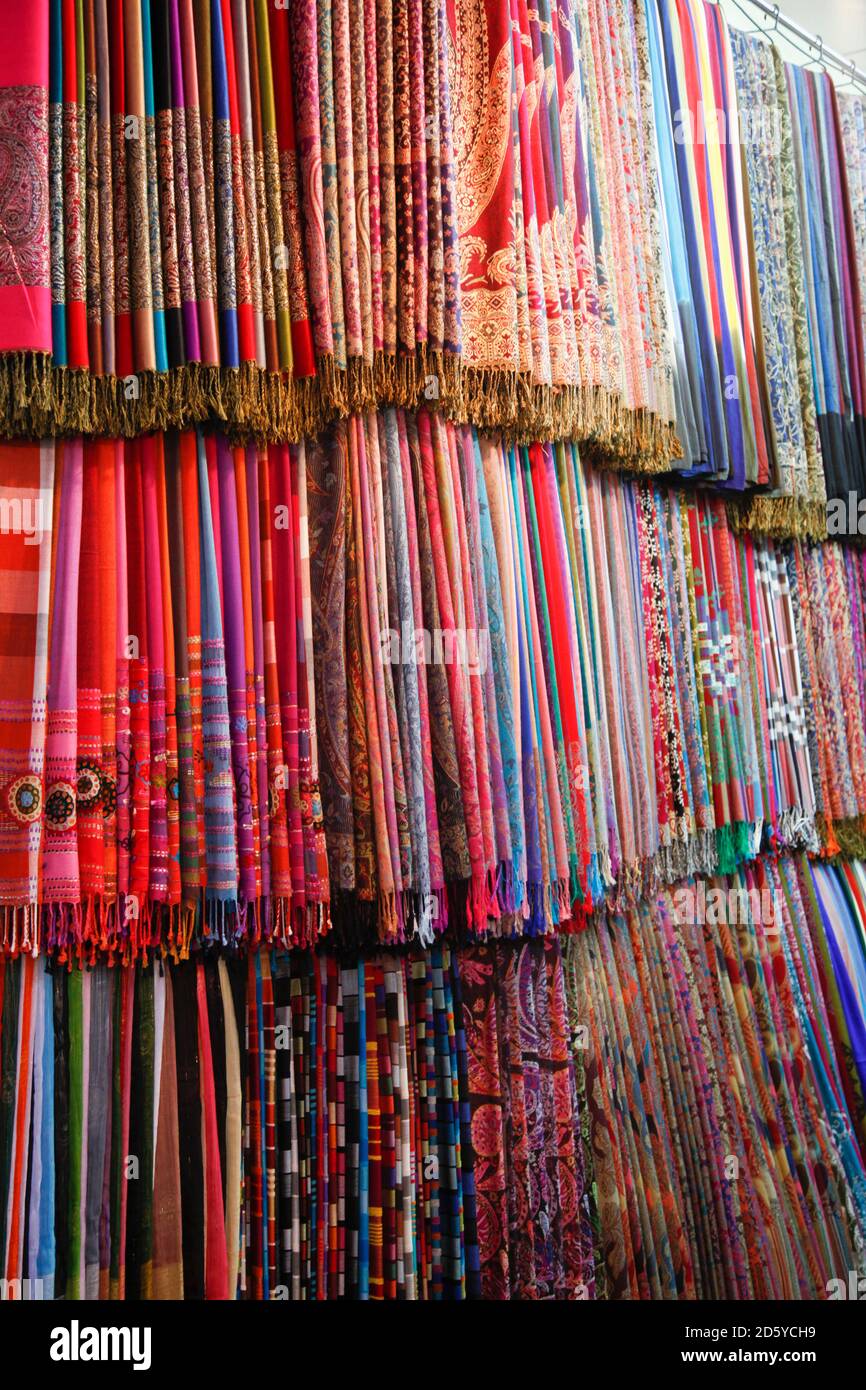 Marocco, Marrakech, tessuti colorati sul souk Foto Stock