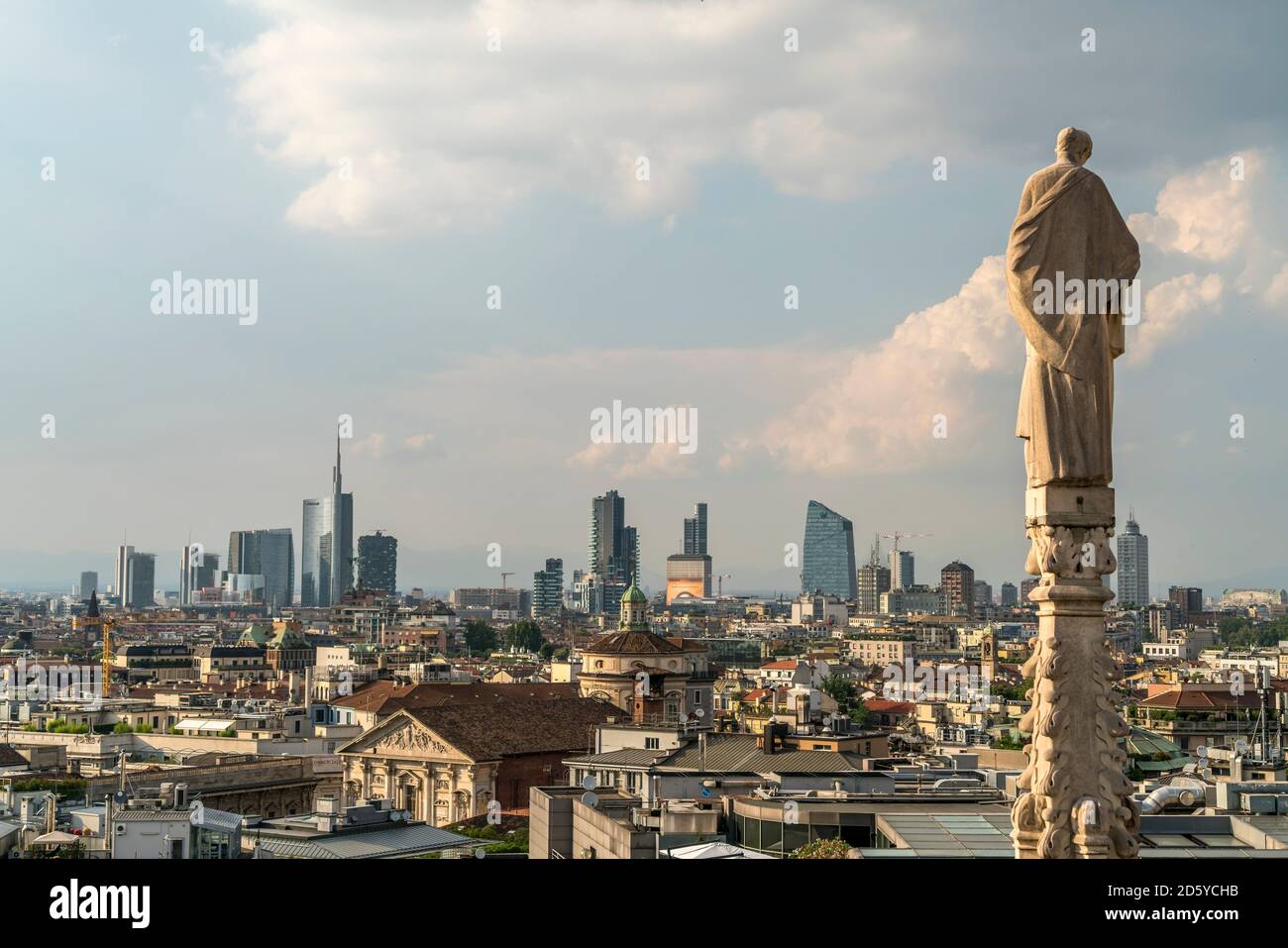 Italia, Milano, statua sul Duomo di Milano e paesaggio urbano Foto Stock