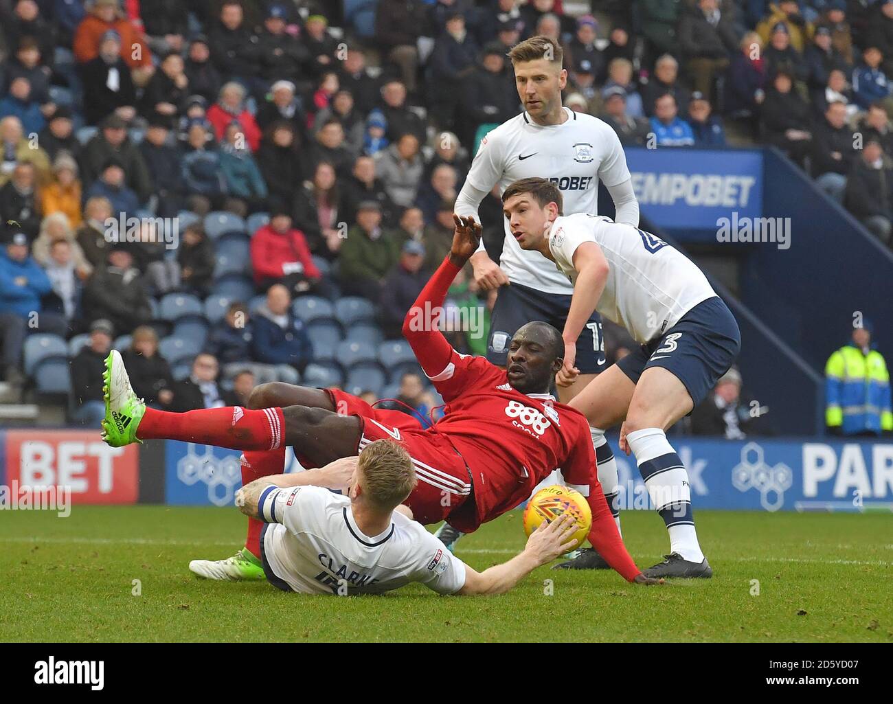 Cheick Ndoye di Birmingham si batte per la palla in area Foto Stock