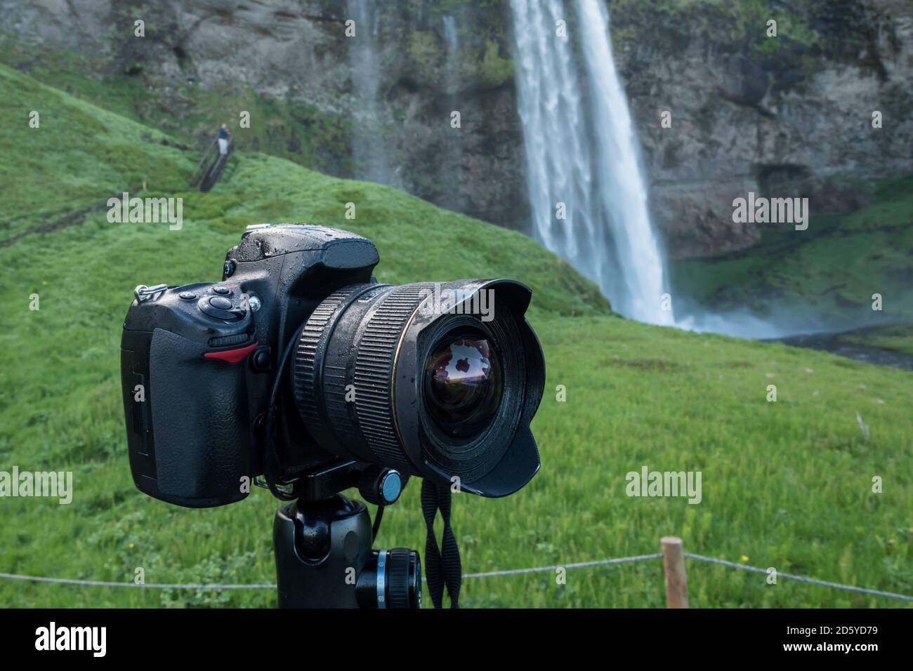 Islanda, fotocamera DSLR di fronte a Seljalandsfoss Waterfalll Foto Stock Islanda, fotocamera DSLR di fronte a Seljalandsfoss Waterfalll Foto Stock