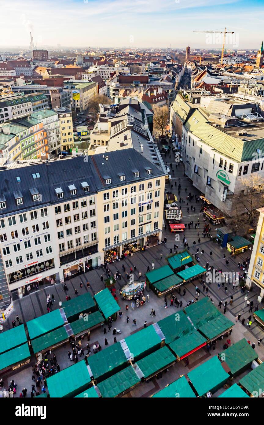Germania - Monaco, vista al Viktualienmarkt da sopra Foto Stock