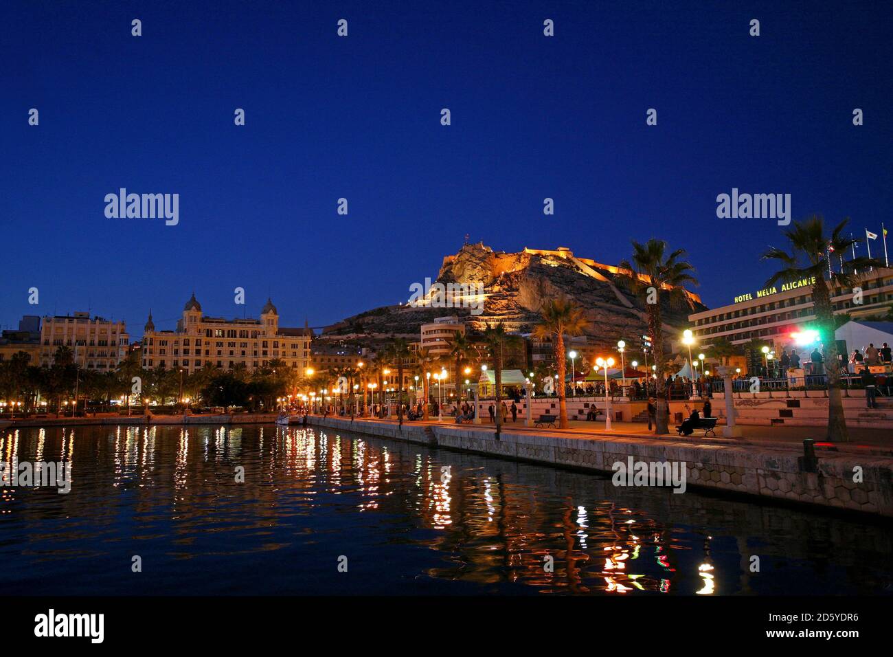 Spagna, Alicante, Castello di Santa Barbara visto dal porto di notte Foto Stock