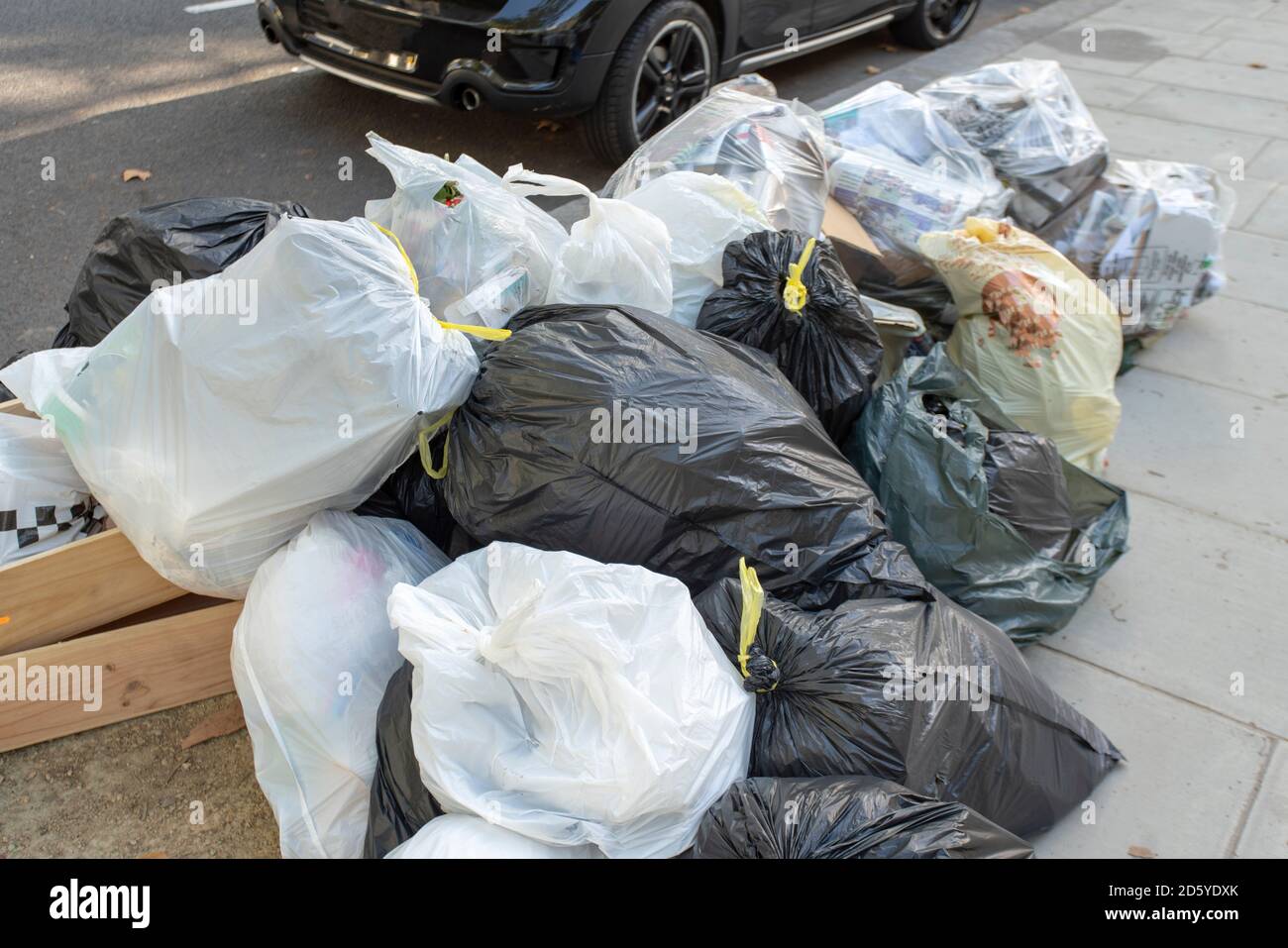 Sacchi di spazzatura per le strade di Londra, Regno Unito Foto Stock