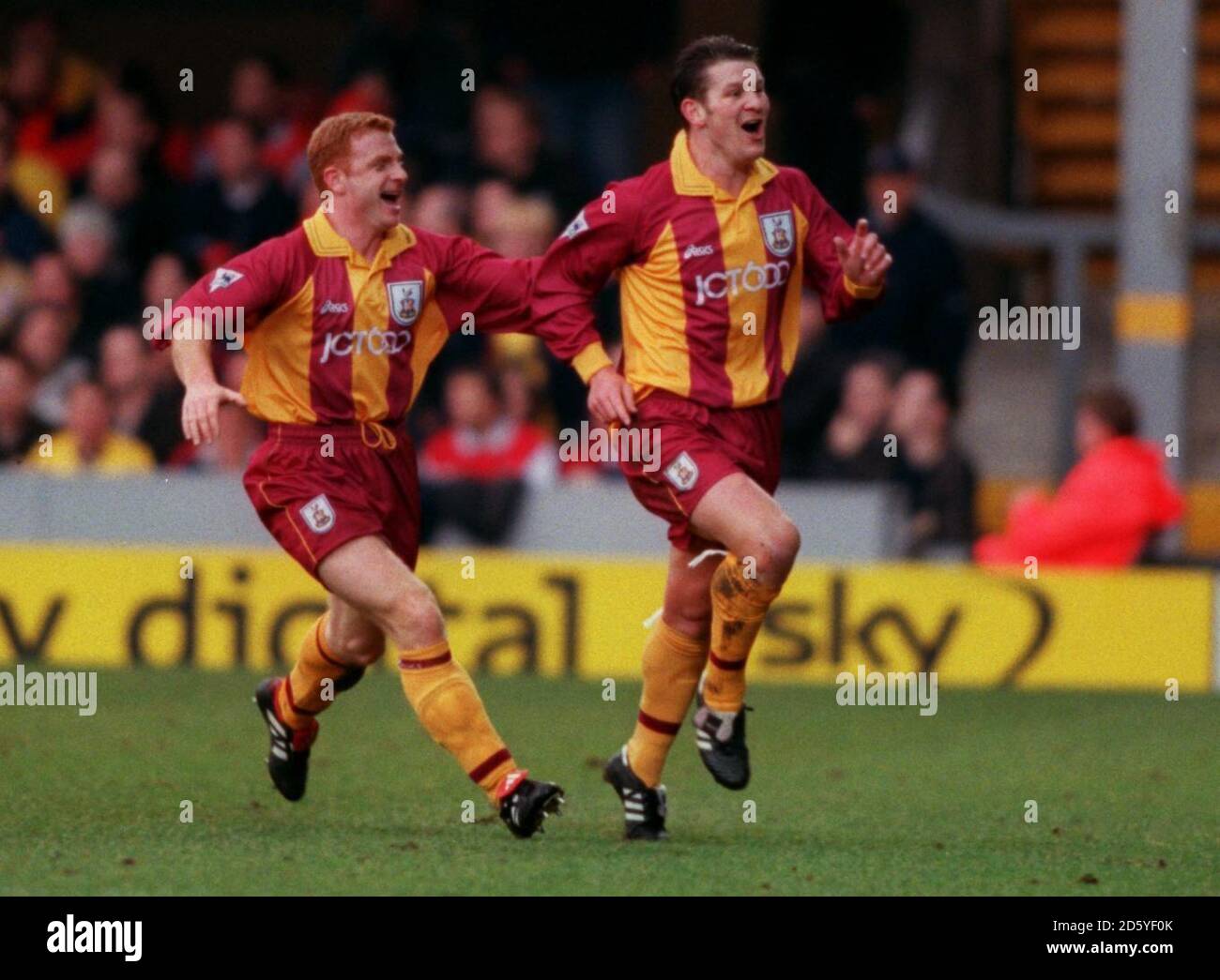 Il Dean Windass di Bradford City (a destra) celebra il traguardo di apertura Con il compagno di squadra Wayne Jacobs (l) Foto Stock