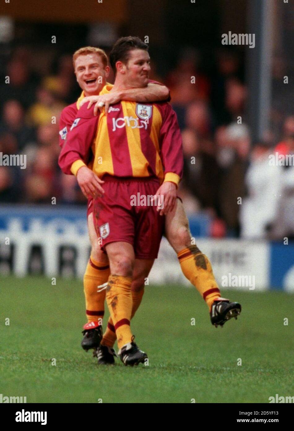 Il Dean Windass di Bradford City (a destra) celebra il suo primo goalwit Compagno di squadra Wayne Jacobs (l) Foto Stock