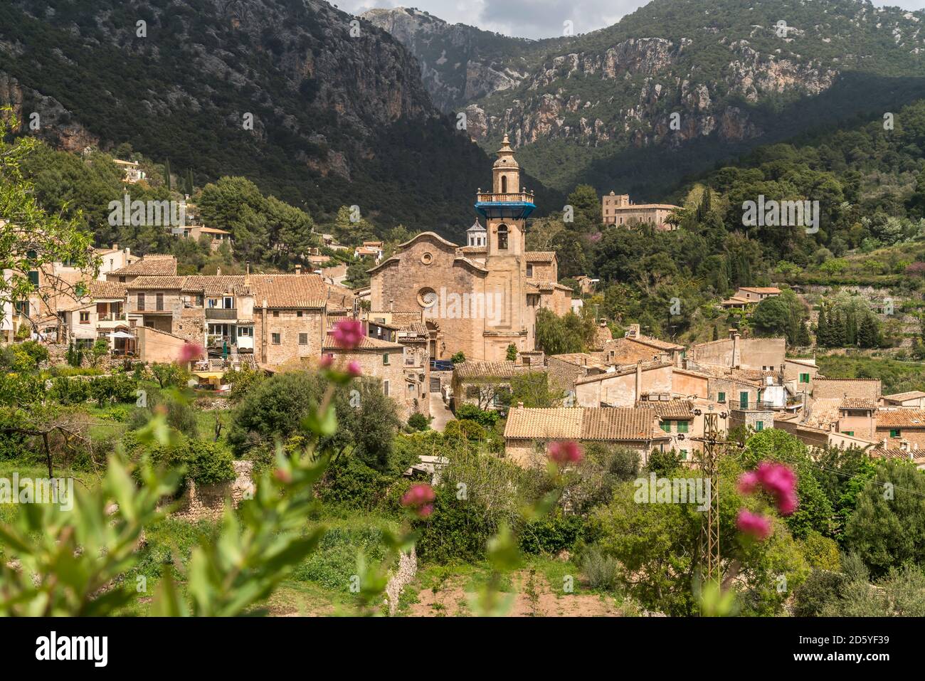 Spagna, Isole Baleari, Maiorca, Valldemossa, paesaggio urbano con la chiesa di Sant Bartomeu Foto Stock