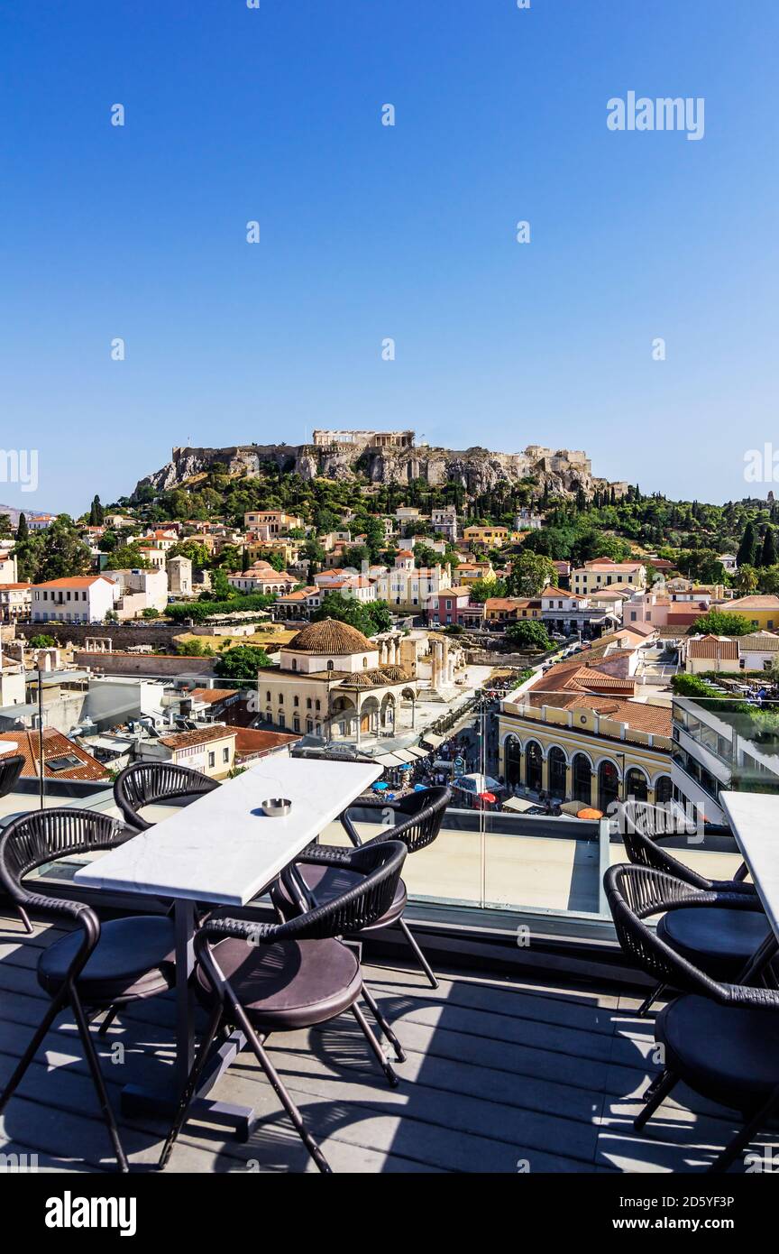 Grecia, Atene, piazza Monasteraki e Acropoli sullo sfondo, visto dal ristorante Foto Stock