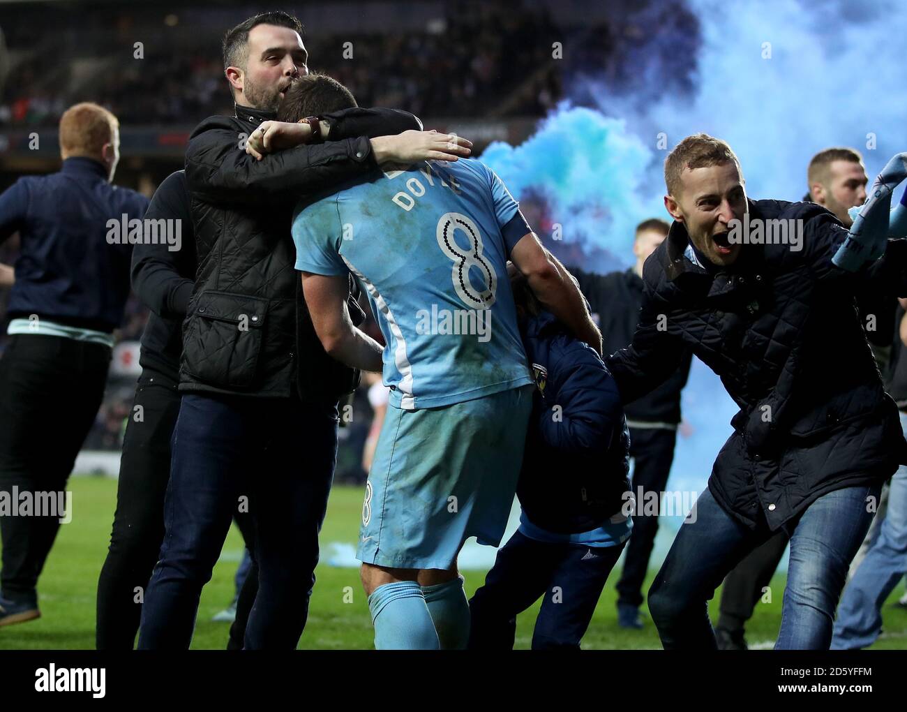 I fan di Coventry City festeggiano con Michael Doyle dopo Maxime Biamou Non visto ha segnato il suo gol lati durante la fa Emirates Coppa quarto turno partita Foto Stock