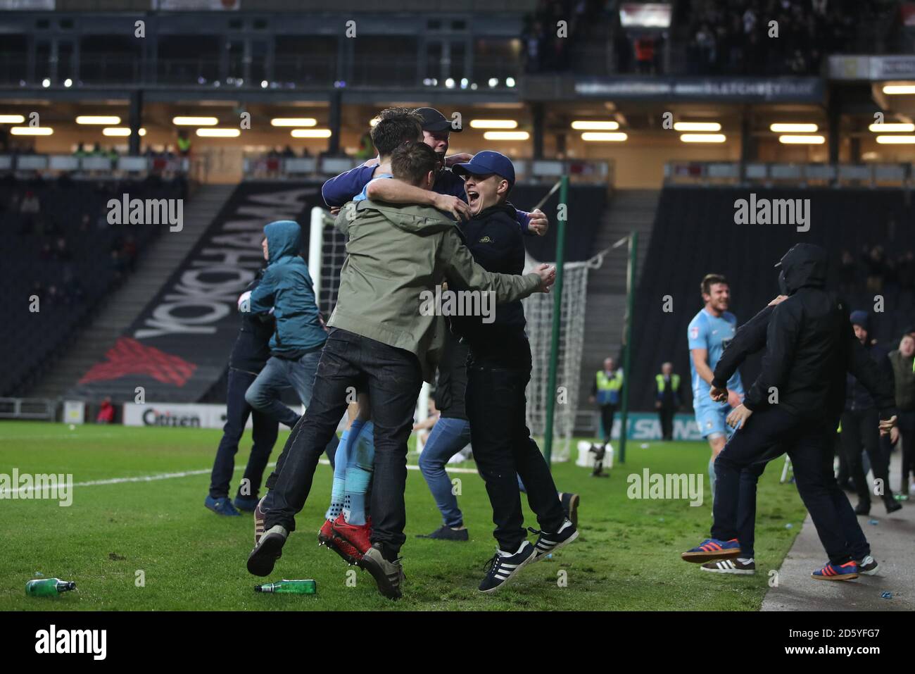 Micheal Doyle di Coventry City festeggia con i fan dopo Maxime Obiettivo di Biamou durante la partita del quarto round della Coppa Emirates fa Foto Stock