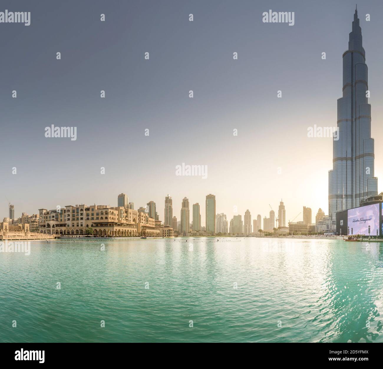 Emirati Arabi Uniti Dubai Burj Khalifa Lago con il Burj Khalifa e Souk Al Bahar di sera Foto Stock
