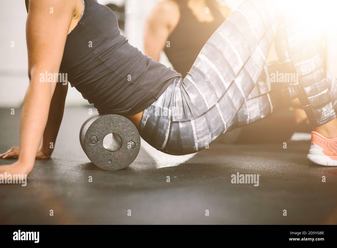 Persone in palestra con rullo in schiuma Foto Stock