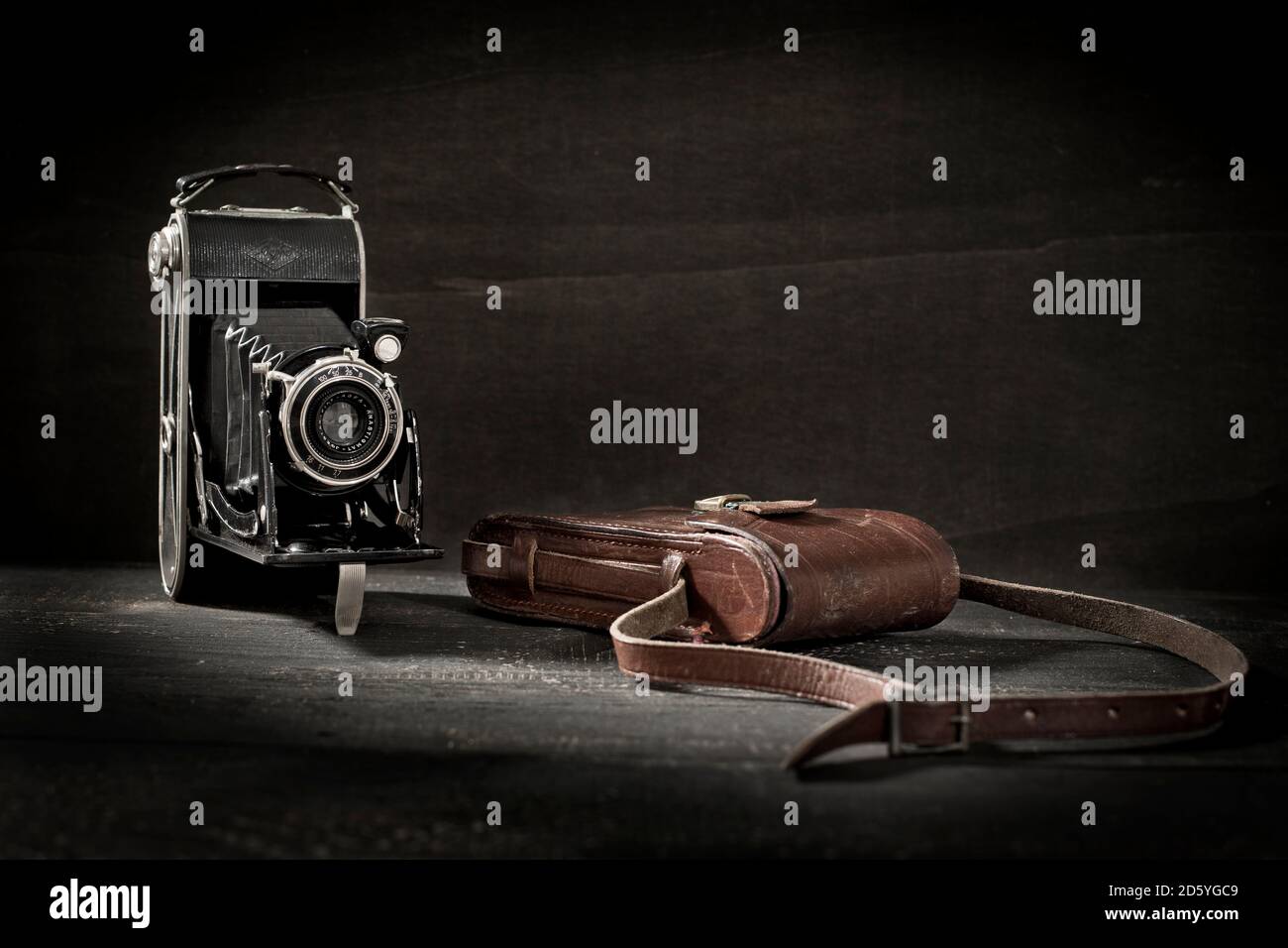 Vecchia fotocamera e borsa in pelle Foto Stock