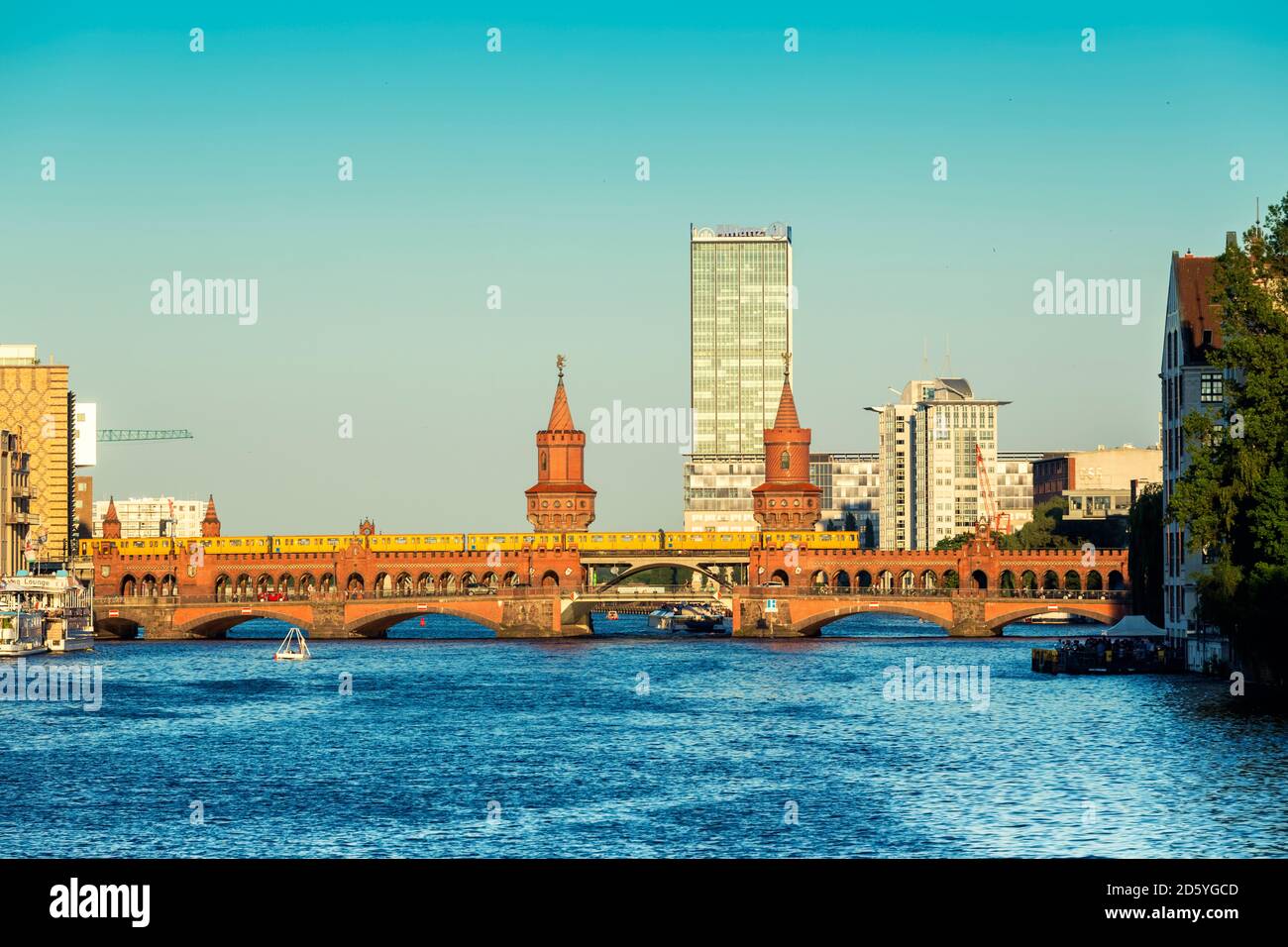 Germania, Berlino, vista sul ponte Oberbaum con il fiume Sprea in primo piano Foto Stock