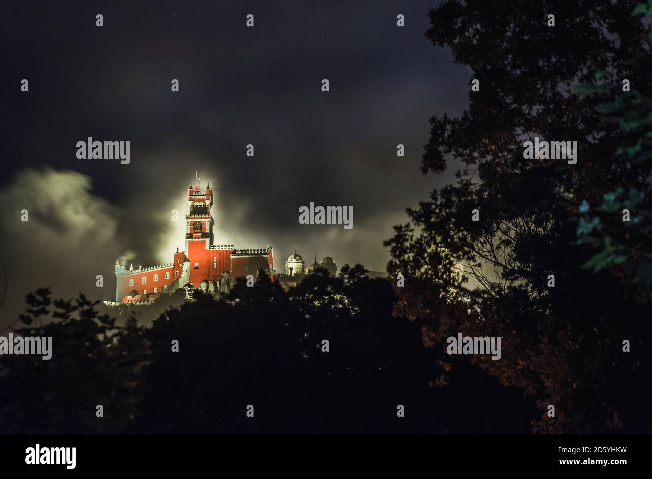 Portogallo, Sintra, Palazzo Nazionale di pena illuminato di notte Foto Stock