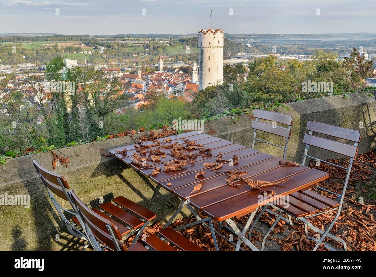 Germania, Baden-Wuerttemberg, Ravensburg, la torre della città Mehlsack e la città in autunno Foto Stock