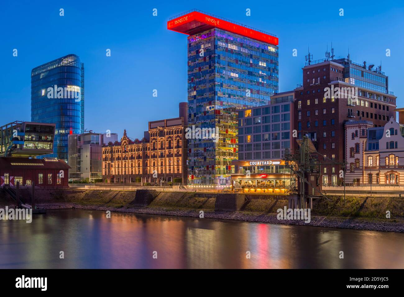 Germania, Duesseldorf, Media Harbour, alto edificio Colorium, blu ora Foto Stock