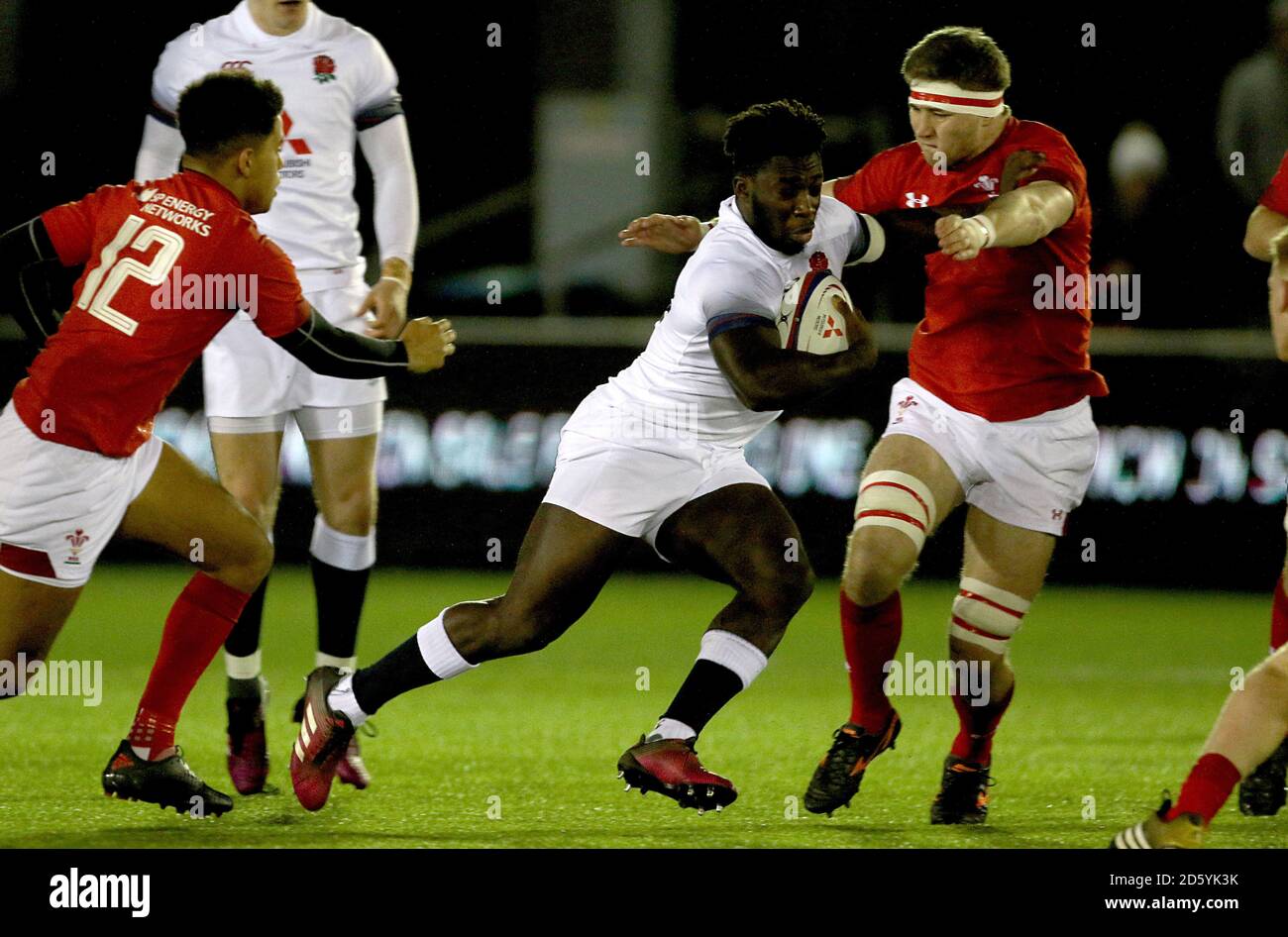 Inghilterra U20's Gabriel Ibitoye e Galles U20's Morgan Jones in azione Foto Stock