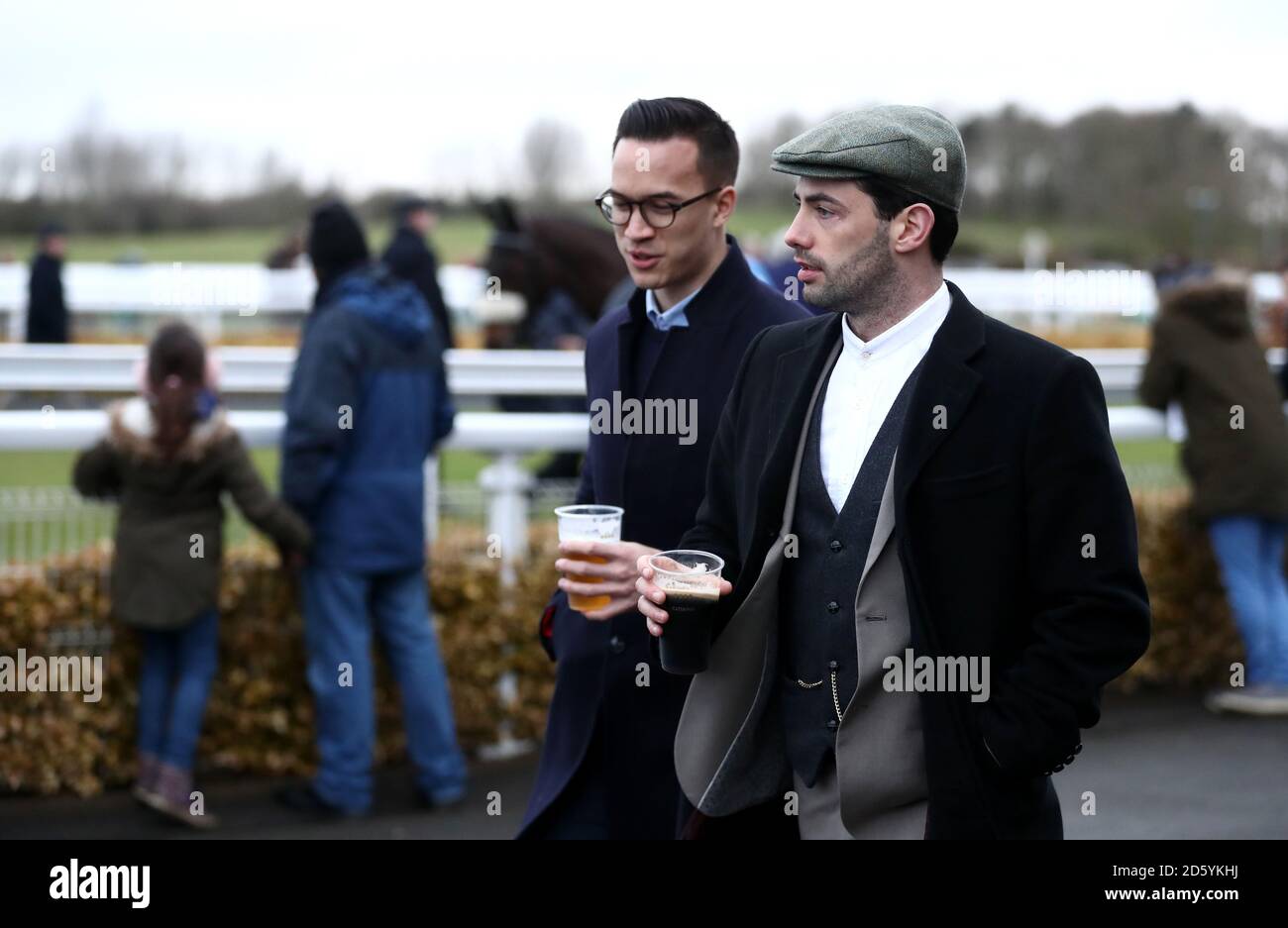 Signori ben vestiti durante il GEN's Raceday all'Ippodromo di Warwick Foto  stock - Alamy