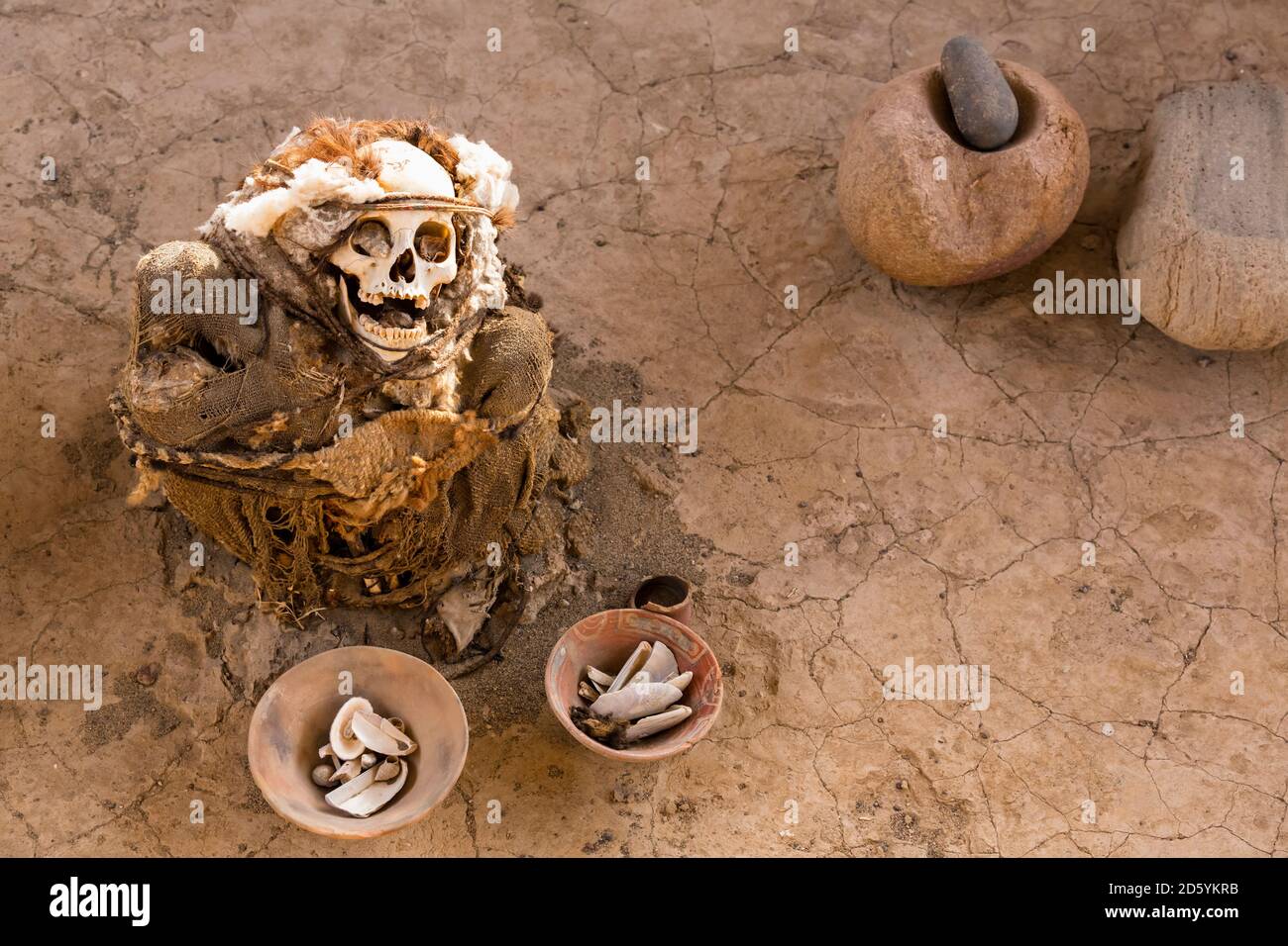 Perù, Nazca, cimitero di Chauchilla, mummia con beni tomba Foto Stock