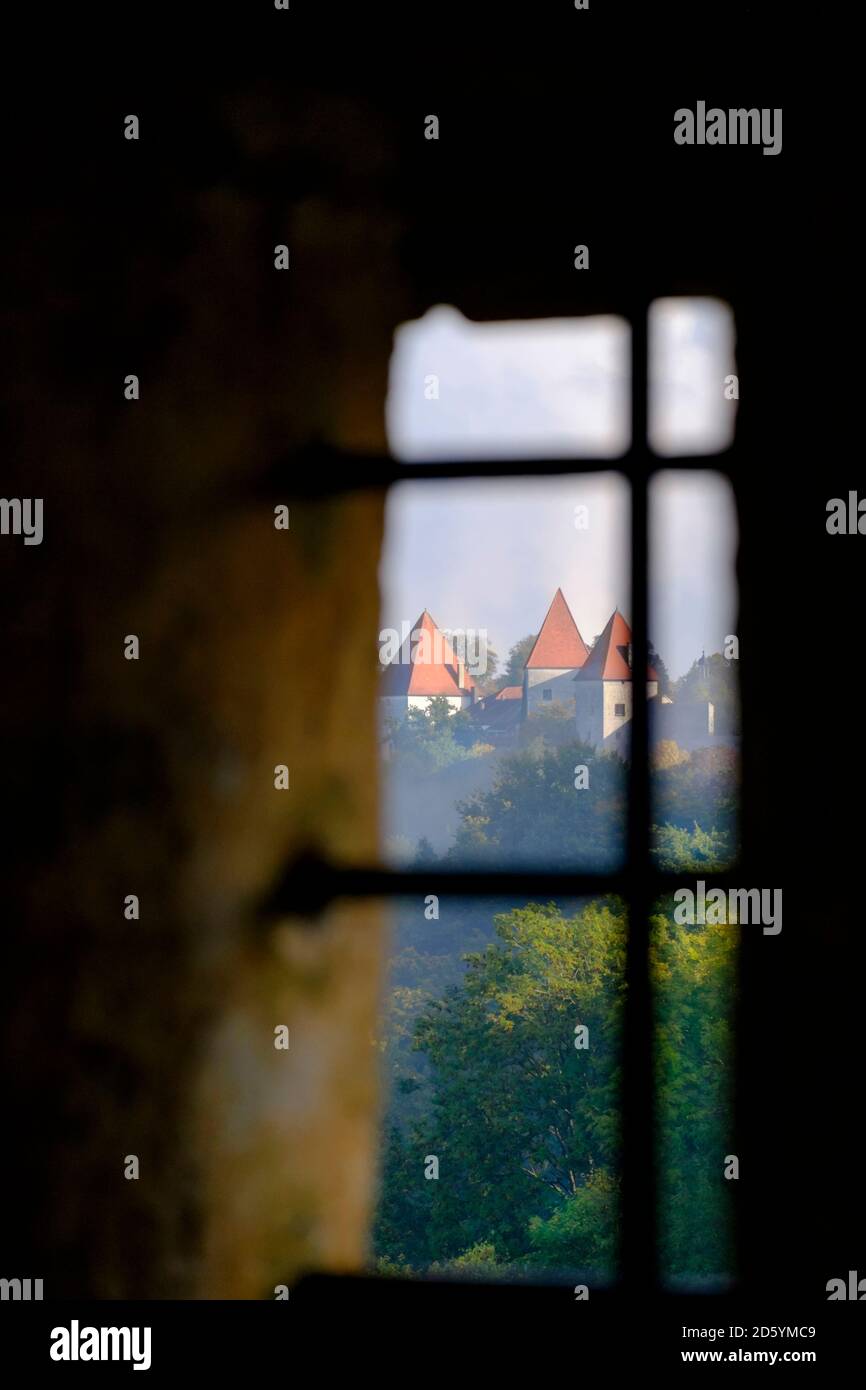 In Germania, in Baviera, Burghausen, vista attraverso una finestra del castello Foto Stock