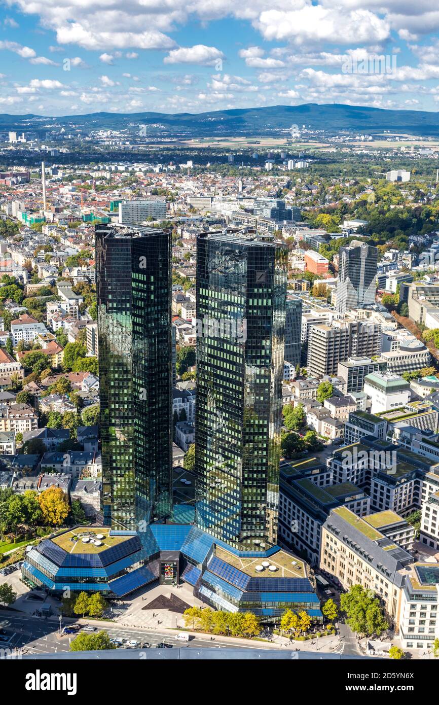Germania, Assia, Francoforte, paesaggio urbano con Deutsche Bank, edifici alti Foto Stock