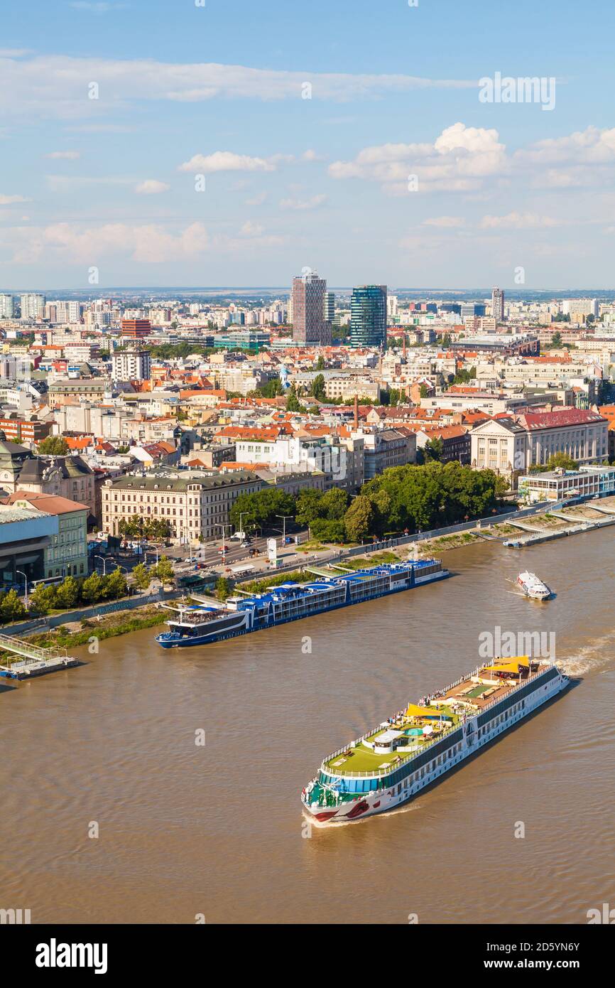 La Slovacchia, Bratislava, paesaggio con fiume nave da crociera sul Danubio Foto Stock